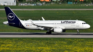 Photo of D-AIUI - Airbus A320-214 operated by Lufthansa