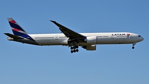 Photo of PT-MUG - Boeing 777-32W(ER) operated by LATAM Airlines Brasil