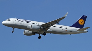 Photo of D-AIZT - Airbus A320-214 operated by Lufthansa