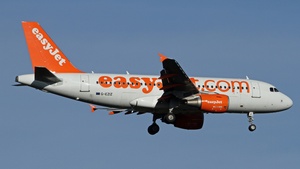 Photo of G-EZIZ - Airbus A319-111 operated by easyJet