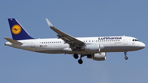 Photo of D-AIUC - Airbus A320-214 operated by Lufthansa