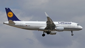 Photo of D-AIUB - Airbus A320-214 operated by Lufthansa