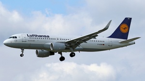 Photo of D-AIUM - Airbus A320-214 operated by Lufthansa