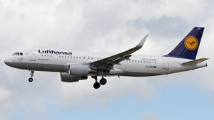 Photo of D-AIZR - Airbus A320-214 operated by Lufthansa