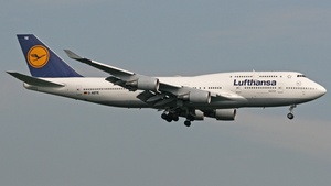Photo of D-ABTE - Boeing 747-430(M) operated by Lufthansa