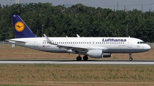 Photo of D-AIZS - Airbus A320-214 operated by Lufthansa