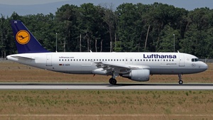 Photo of D-AIZO - Airbus A320-214 operated by Lufthansa