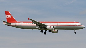Photo of D-ALSB - Airbus A321-211 operated by LTU International Airways
