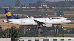 Photo of D-AIZR - Airbus A320-214 operated by Lufthansa