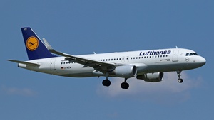 Photo of D-AIZW - Airbus A320-214 operated by Lufthansa