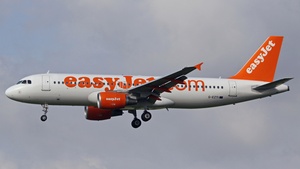 Photo of G-EZTI - Airbus A320-214 operated by easyJet