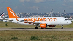 Photo of G-EZOC - Airbus A320-214 operated by easyJet