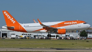 Photo of G-EZOW - Airbus A320-214 operated by easyJet