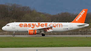 Photo of G-EZUM - Airbus A320-214 operated by easyJet