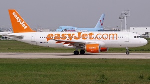 Photo of G-EZTR - Airbus A320-214 operated by easyJet
