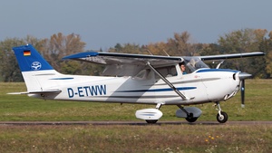Photo of D-ETWW - Cessna 172N Skyhawk II operated by Flug-Center MILAN