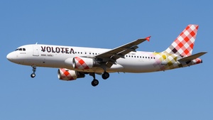 Photo of EC-NNY - Airbus A320-214 operated by Volotea