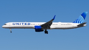 Photo of N75861 - Boeing 757-33N operated by United Airlines