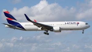 Photo of CC-CXG - Boeing 767-316(ER) operated by LATAM Airlines