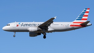 Photo of N102UW - Airbus A320-214 operated by American Airlines