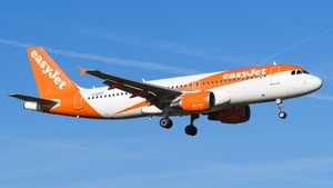 Photo of G-EZTT - Airbus A320-214 operated by easyJet