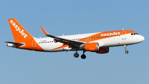 Photo of G-EZPE - Airbus A320-214 operated by easyJet