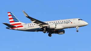 Photo of N325DM - Embraer ERJ-175LR operated by American Eagle (opb Envoy Air)