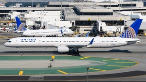 Photo of N77867 - Boeing 757-33N operated by United Airlines