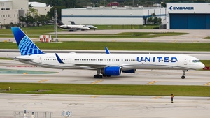 Photo of N57870 - Boeing 757-33N operated by United Airlines
