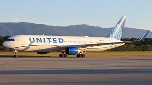 Photo of N651UA - Boeing 767-322(ER) operated by United Airlines