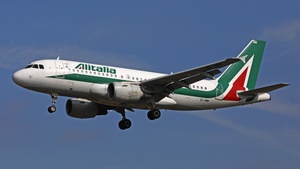 Photo of EI-IMM - Airbus A319-111 operated by Alitalia