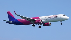 Photo of HA-LTB - Airbus A321-231 operated by Wizz Air