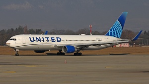 Photo of N670UA - Boeing 767-322(ER) operated by United Airlines
