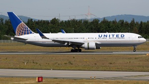 Photo of N684UA - Boeing 767-3CB(ER) operated by United Airlines
